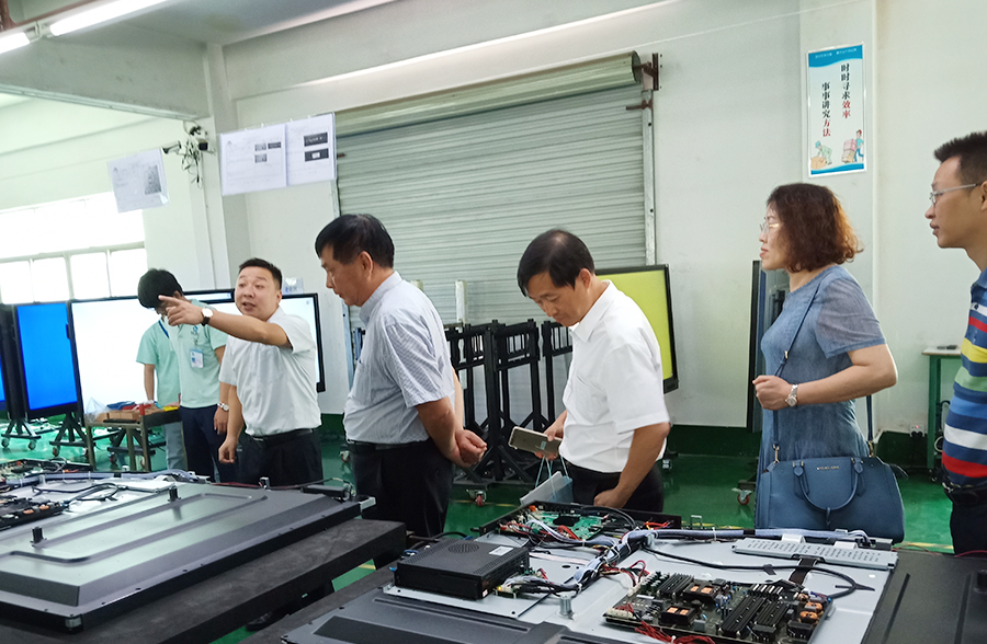 秉承教育精神，共創(chuàng)發(fā)展 --桂深兩地教育裝備協(xié)會(huì)專家蒞臨方成教學(xué)參觀和指導(dǎo)